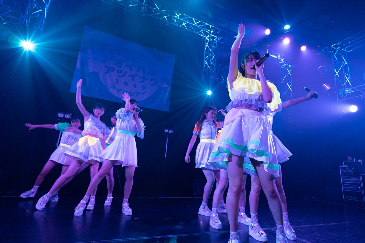 アップアップガールズ（2）「アップアップガールズ（2） ライブツアー2019 アオイハル アツイナツ」東京・新宿ReNY公演の様子。（写真提供：YU-Mエンターテインメント）
