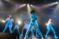 アップアップガールズ（2）「アップアップガールズ（2） ライブツアー2019 アオイハル アツイナツ」東京・新宿ReNY公演の様子。（写真提供：YU-Mエンターテインメント）