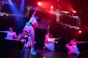 アップアップガールズ（2）「アップアップガールズ（2） ライブツアー2019 アオイハル アツイナツ」東京・新宿ReNY公演の様子。（写真提供：YU-Mエンターテインメント）