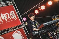 藤原聡（Vo, Piano）（Photo by TAKAHIRO TAKINAMI）