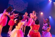 アップアップガールズ（2）「アップアップガールズ（2） ライブツアー2019 アオイハル アツイナツ」東京・新宿ReNY公演の様子。（写真提供：YU-Mエンターテインメント）