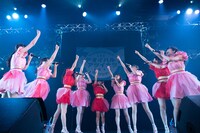 アップアップガールズ（2）「アップアップガールズ（2） ライブツアー2019 アオイハル アツイナツ」東京・新宿ReNY公演の様子。（写真提供：YU-Mエンターテインメント）