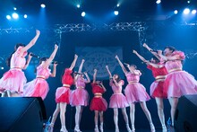 アップアップガールズ（2）「アップアップガールズ（2） ライブツアー2019 アオイハル アツイナツ」東京・新宿ReNY公演の様子。（写真提供：YU-Mエンターテインメント）