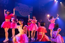アップアップガールズ（2）「アップアップガールズ（2） ライブツアー2019 アオイハル アツイナツ」東京・新宿ReNY公演の様子。（写真提供：YU-Mエンターテインメント）