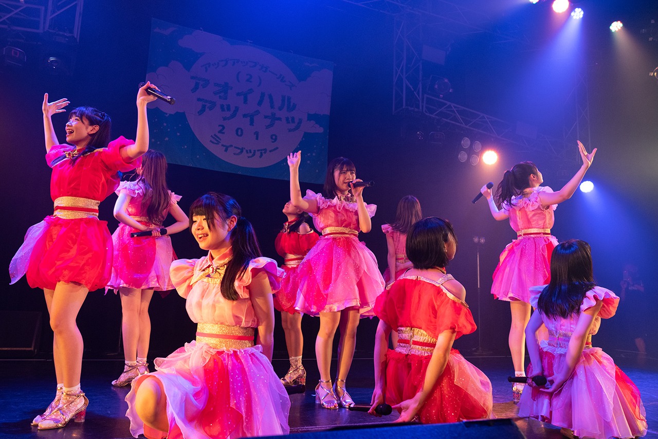 アップアップガールズ（2）「アップアップガールズ（2） ライブツアー2019 アオイハル アツイナツ」東京・新宿ReNY公演の様子。（写真提供：YU-Mエンターテインメント）