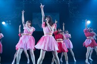 アップアップガールズ（2）「アップアップガールズ（2） ライブツアー2019 アオイハル アツイナツ」東京・新宿ReNY公演の様子。（写真提供：YU-Mエンターテインメント）