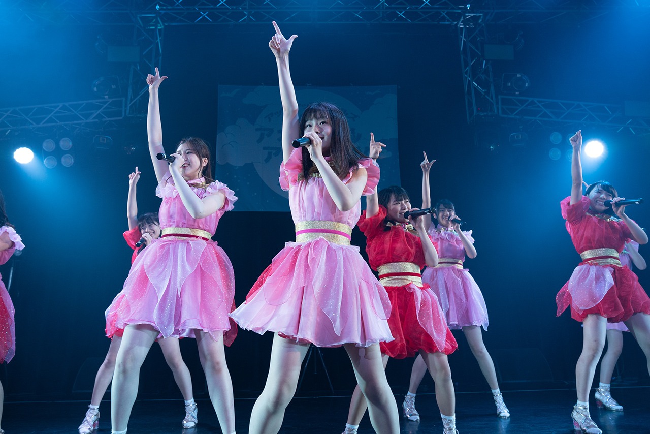アップアップガールズ（2）「アップアップガールズ（2） ライブツアー2019 アオイハル アツイナツ」東京・新宿ReNY公演の様子。（写真提供：YU-Mエンターテインメント）