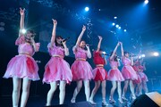アップアップガールズ（2）「アップアップガールズ（2） ライブツアー2019 アオイハル アツイナツ」東京・新宿ReNY公演の様子。（写真提供：YU-Mエンターテインメント）
