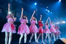 アップアップガールズ（2）「アップアップガールズ（2） ライブツアー2019 アオイハル アツイナツ」東京・新宿ReNY公演の様子。（写真提供：YU-Mエンターテインメント）