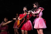 アップアップガールズ（2）「アップアップガールズ（2） ライブツアー2019 アオイハル アツイナツ」東京・新宿ReNY公演の様子。（写真提供：YU-Mエンターテインメント）