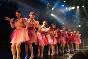 アップアップガールズ（2）「アップアップガールズ（2） ライブツアー2019 アオイハル アツイナツ」東京・新宿ReNY公演の様子。（写真提供：YU-Mエンターテインメント）