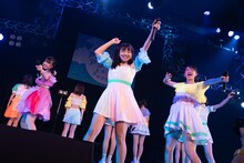 アップアップガールズ（2）「アップアップガールズ（2） ライブツアー2019 アオイハル アツイナツ」東京・新宿ReNY公演の様子。（写真提供：YU-Mエンターテインメント）