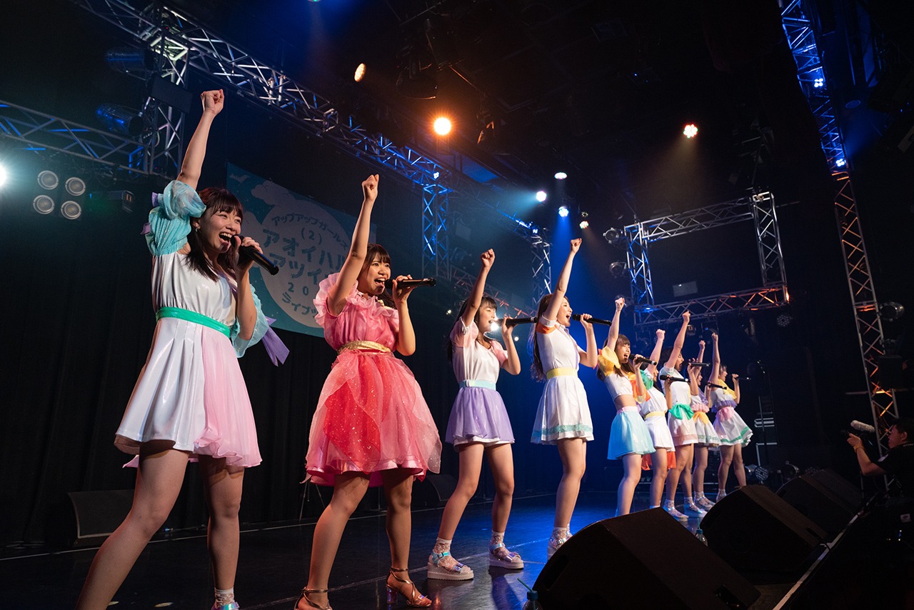 アップアップガールズ（2）「アップアップガールズ（2） ライブツアー2019 アオイハル アツイナツ」東京・新宿ReNY公演の様子。（写真提供：YU-Mエンターテインメント）