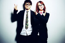 左から高橋優也、峯岸みなみ。