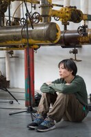 梅田哲也（Photo by Bea Borgers）