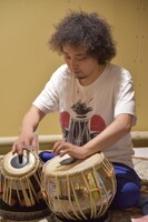 U-zhaanのタブラ修業「Chilla: 40 Days Drumming」初日の様子。