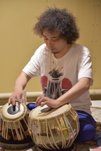U-zhaanのタブラ修業「Chilla: 40 Days Drumming」初日の様子。