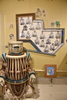 タブラマンと、「BUNKA」のミュージックビデオに使用された偉人たちのイラスト。