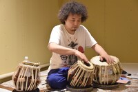 U-zhaanのタブラ修業「Chilla: 40 Days Drumming」初日の様子。