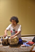 U-zhaanのタブラ修業「Chilla: 40 Days Drumming」初日の様子。