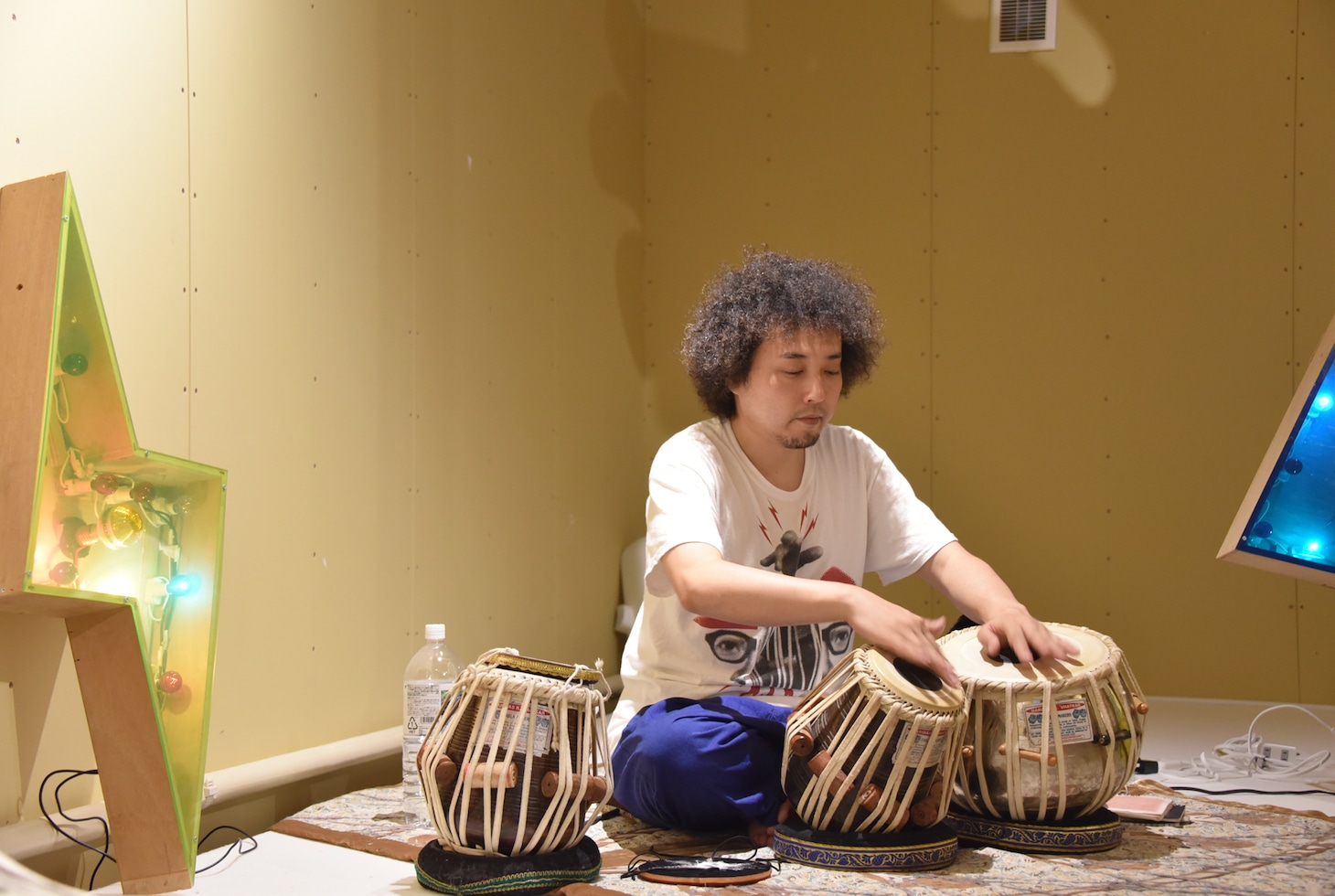 U-zhaanのタブラ修業「Chilla: 40 Days Drumming」初日の様子。