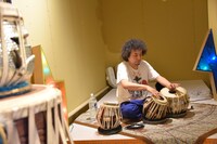 U-zhaanのタブラ修業「Chilla: 40 Days Drumming」初日の様子。