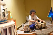 U-zhaanのタブラ修業「Chilla: 40 Days Drumming」初日の様子。