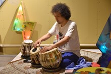 U-zhaanのタブラ修業「Chilla: 40 Days Drumming」初日の様子。
