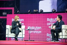 左からYOSHIKI（X JAPAN）、三木谷浩史会長兼社長（楽天株式会社）。