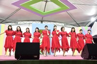 乃木坂46の4期生によるライブの様子。