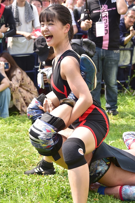 逆エビ固めを決める我妻桃実(ハコイリ▽ムスメ)。