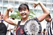 「TIF2019 x DDT路上プロレス」で勝利した我妻桃実(ハコイリ▽ムスメ)。