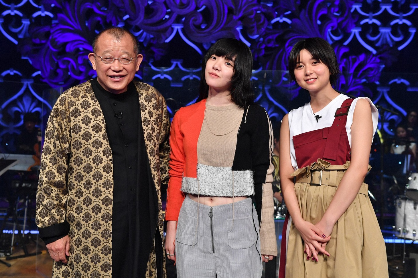 左からMCの笑福亭鶴瓶、あいみょん、サブMCの上白石萌歌。(c)TBS