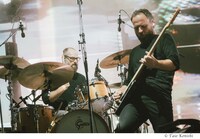 ジェイソン・マックガー（Dr / Death Cab for Cutie）とニック・ハーマー（B / Death Cab for Cutie）。（Photo by Taio Konishi）