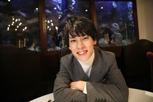 「次ナルTV-G」メインMCのユースケ。