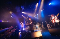 杉本雄治（WEAVER）とHOWL BE QUIETによる「僕らの永遠 ～何度生まれ変わっても、手を繋ぎたいだけの愛だから～」のセッションの様子。（撮影 山川哲矢）