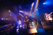 杉本雄治（WEAVER）とHOWL BE QUIETによる「僕らの永遠 ～何度生まれ変わっても、手を繋ぎたいだけの愛だから～」のセッションの様子。（撮影 山川哲矢）