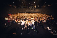 「HOWL BE QUIET×WEAVER『Screen0』」終演後に撮影された記念写真。（撮影 山川哲矢）