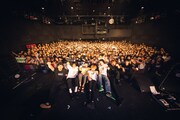 「HOWL BE QUIET×WEAVER『Screen0』」終演後に撮影された記念写真。(撮影 山川哲矢)