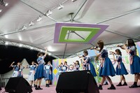 「ドレミソラシド」を初披露する日向坂46。