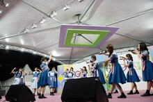 「ドレミソラシド」を初披露する日向坂46。