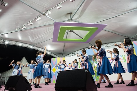 「ドレミソラシド」を初披露する日向坂46。