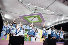 ジャンプする日向坂46。