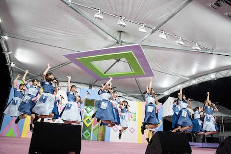 ジャンプする日向坂46。