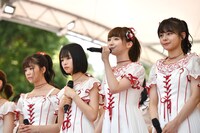 観客に向けて挨拶する荻野由佳（右から2番目）。