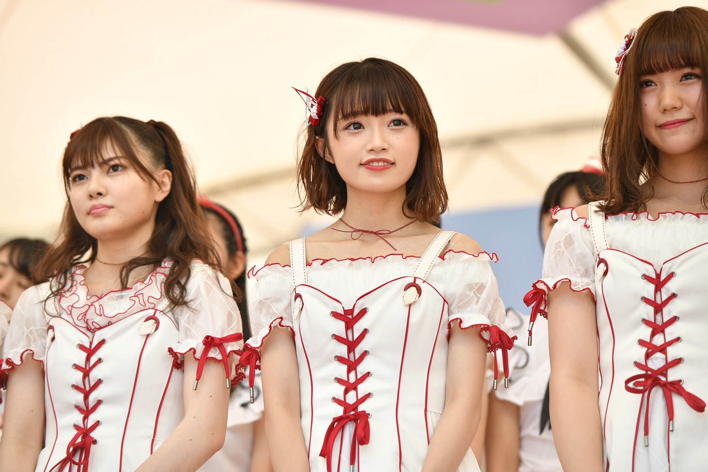 SMILE GARDENのステージに並ぶNGT48メンバー。