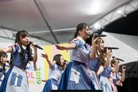 デビュー曲「キュン」を歌う日向坂46。