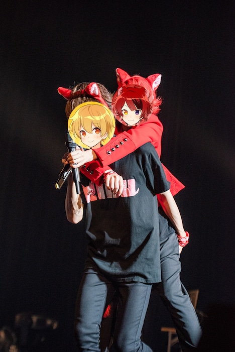 莉犬を背負うるぅと。（写真提供：STPR）