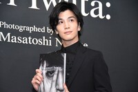 写真集を手にする岩田剛典。