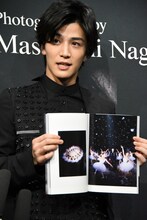 お気に入りのカットを紹介する岩田剛典。